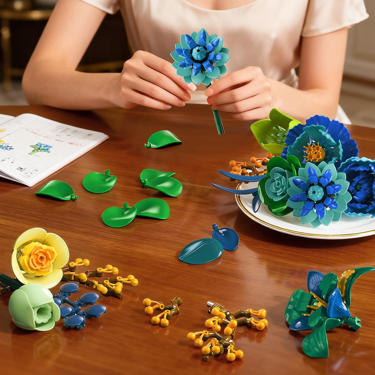 INSOON Blue & White Peacock Flower Building Set with Vase SC8837